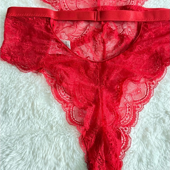 Elegant Red Lace Lingerie Set - Picture 7 of 11